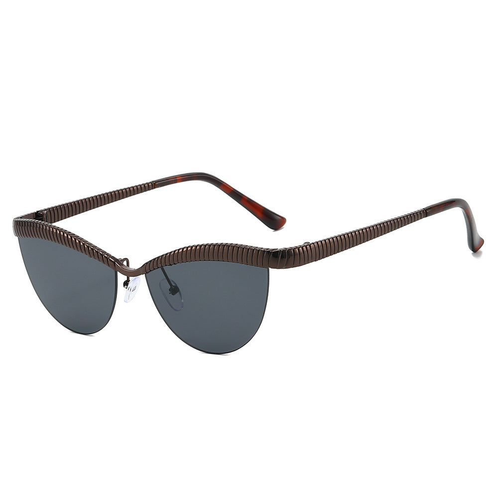 Dame Designer solbrille med unikt, bølget ramme Skanto