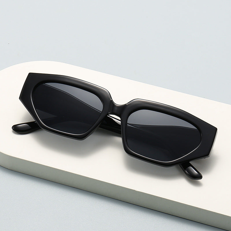 Dame Modisk solbrille i innovativ polygonal design Skanto