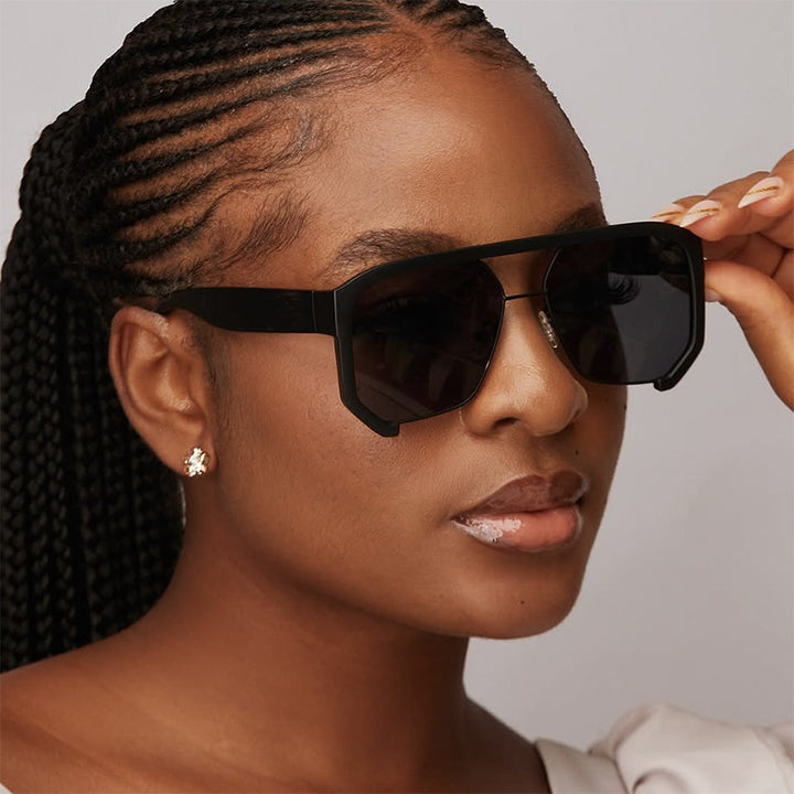 Dame modiske oversized solbriller med elegant, facettert rammeverkonstruktion Skanto