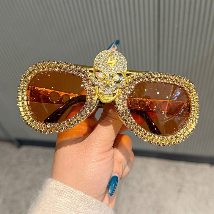 Dame statement-solbrille med iøynefallende hodeskalle-design og glitrende krystallbesatt Skanto