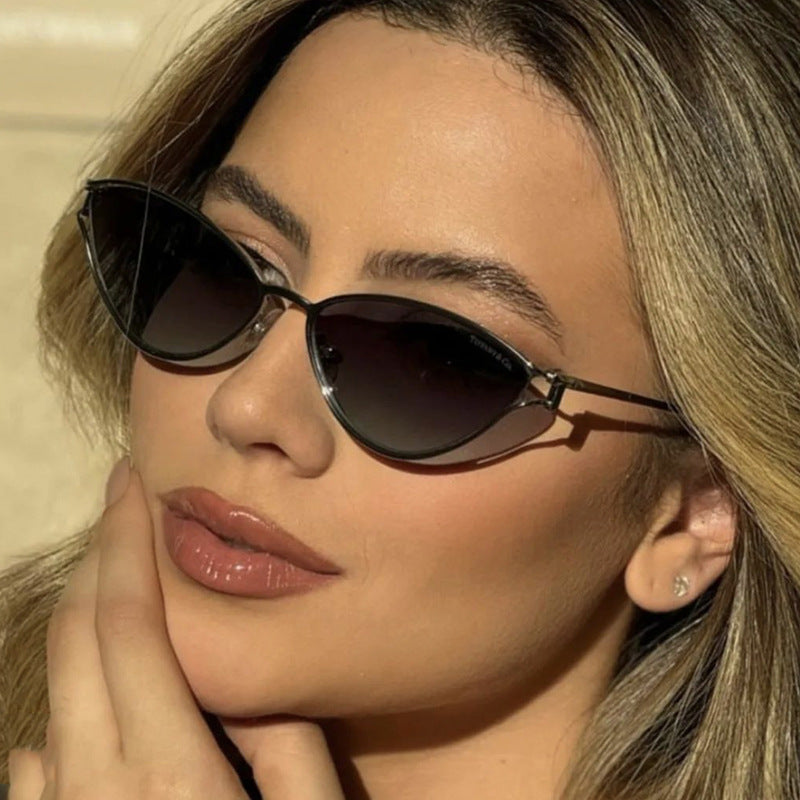 Dame Cat-Eye solbriller med beskyttende UV-filter og elegant metallramme Skanto