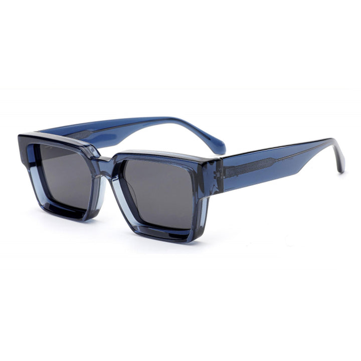 Dame moteriktig solbrille i stilfull design med bred ramme Skanto