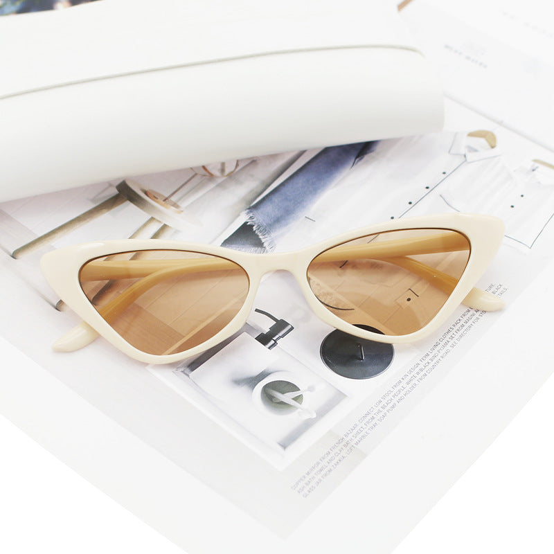 Dame Cat-Eye solbriller med nøye designet ramme Skanto