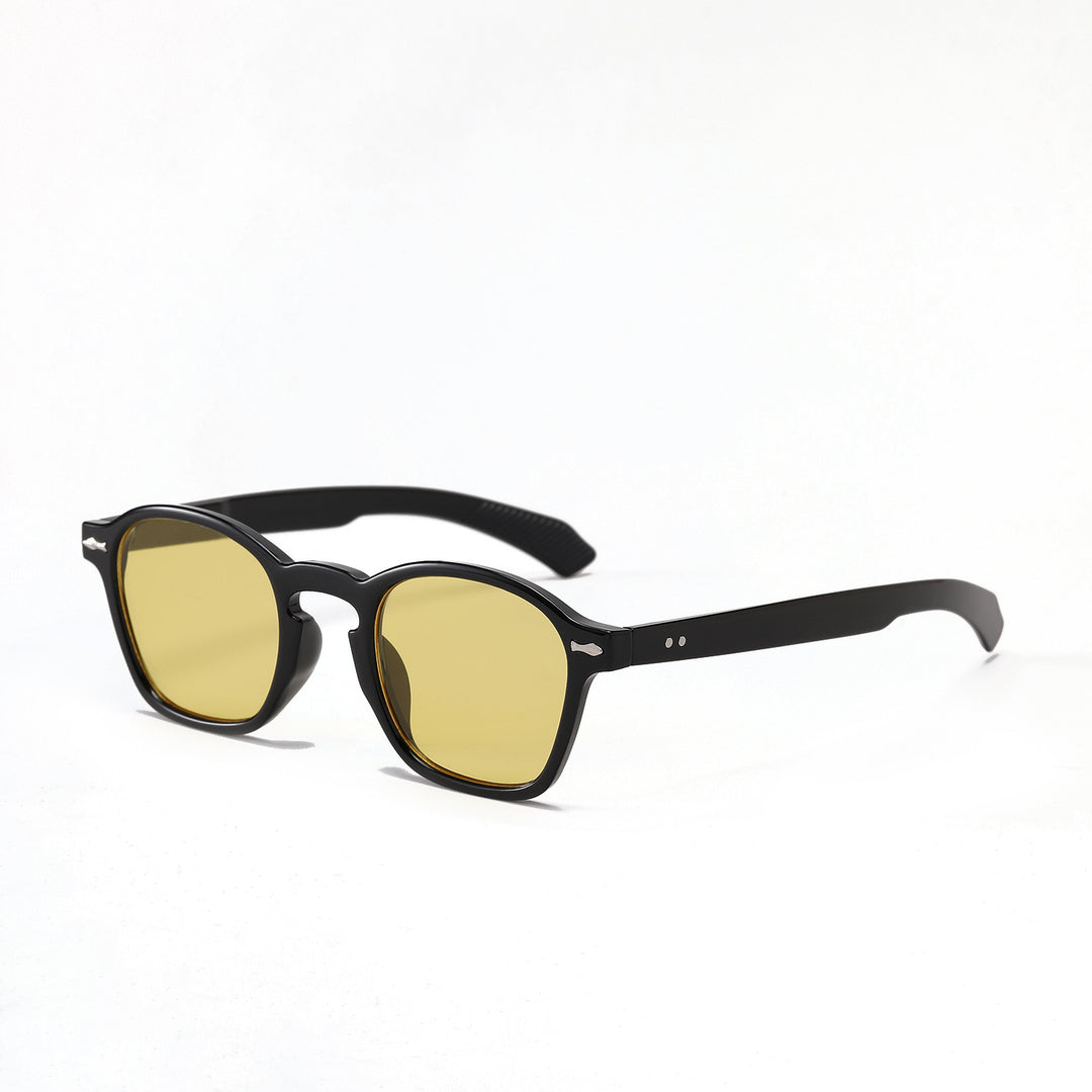 Dame moteriktig solbrille med innovativt design og matt plastikkramme Skanto