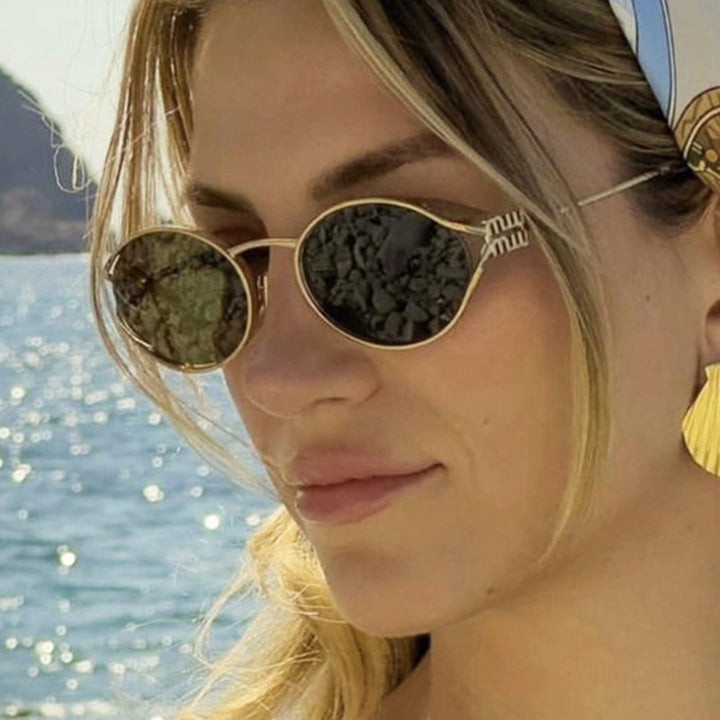 Dame ovalformet solbrille med elegant metallramme og moderne design Skanto