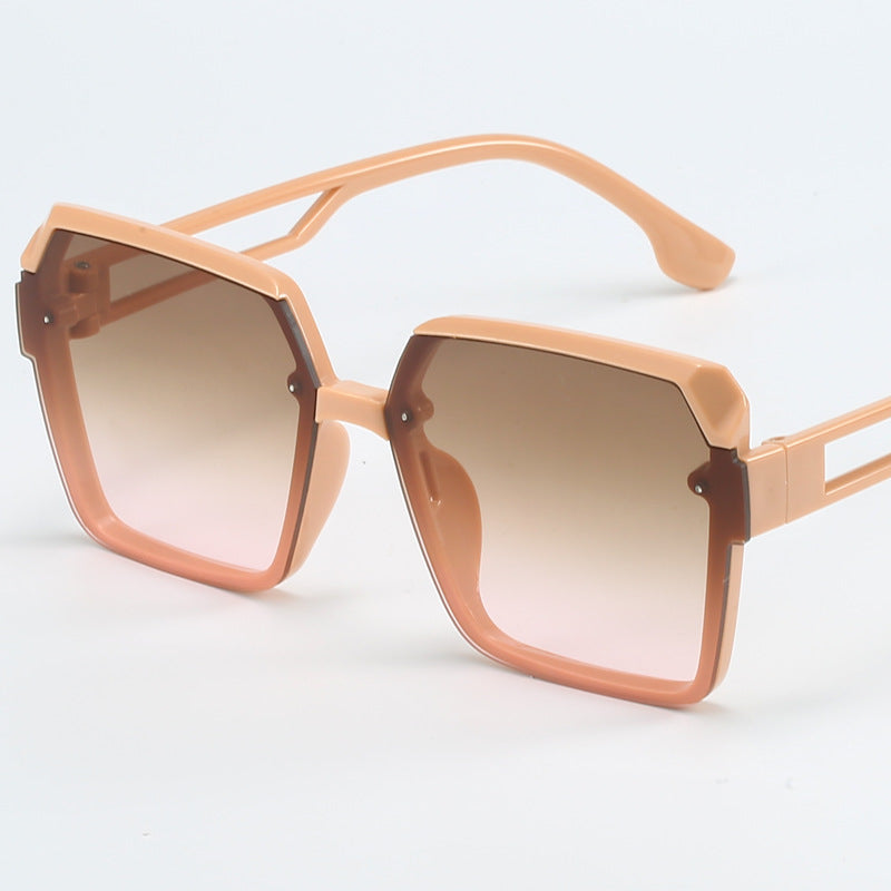 Dame moteriktig kvadratisk solbrille med filigran design Skanto