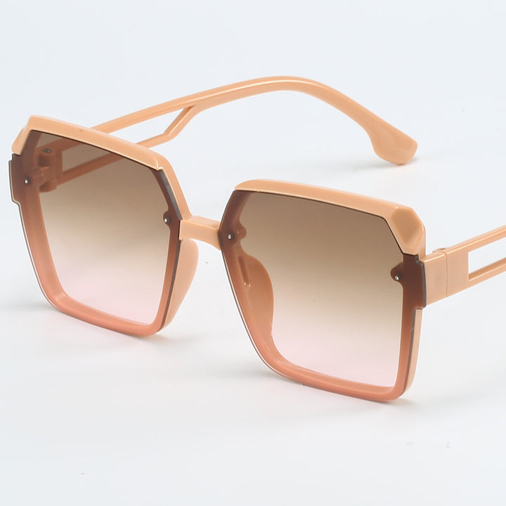 Dame moteriktig kvadratisk solbrille med filigran design Skanto