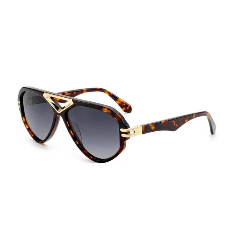 Damer elegant solbrille med markant ramme Skanto