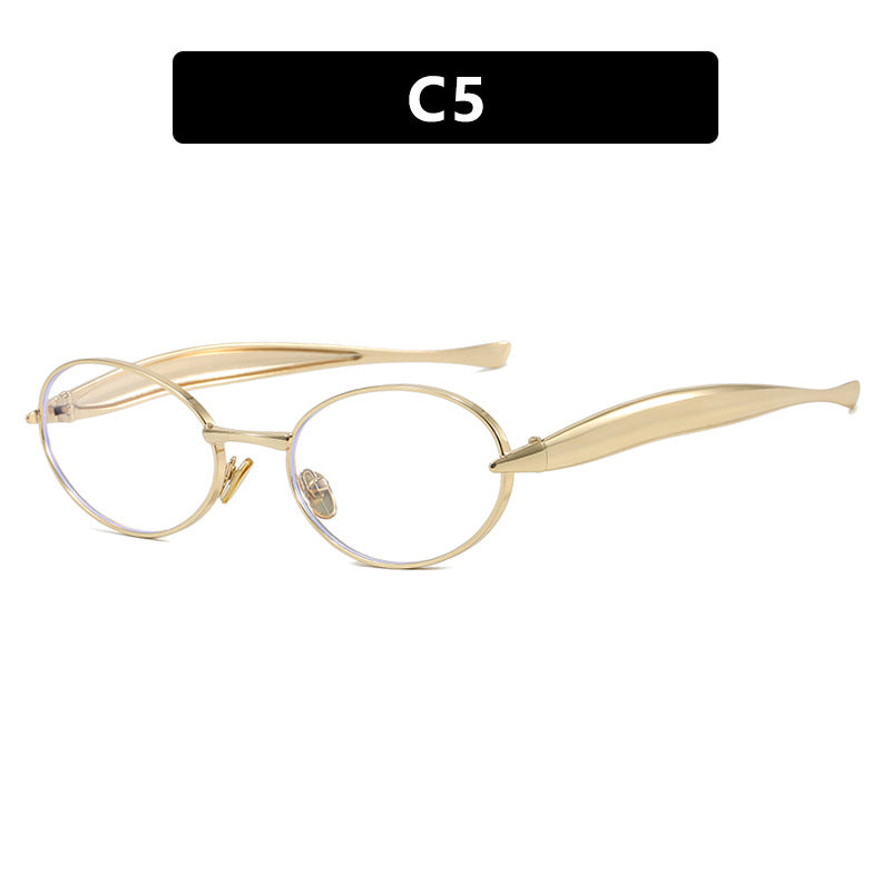 Dame moteriktig solbrille med oval ramme og glitrende detaljer Skanto