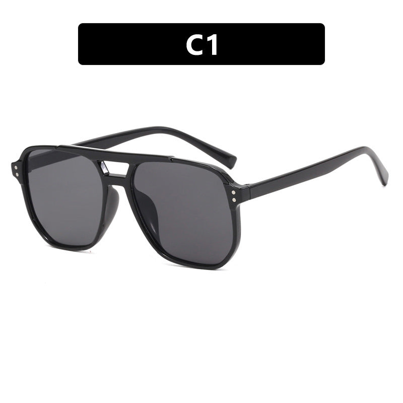 Dame moteriktig solbrille med kantet ramme Skanto