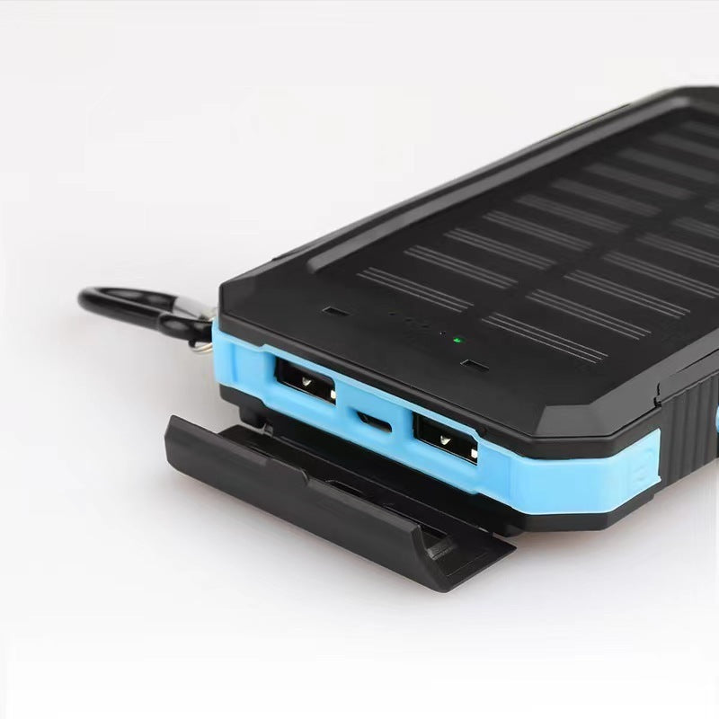 Solcelledrevet powerbank med støtsikkert design og integrert karabinkrok Skanto