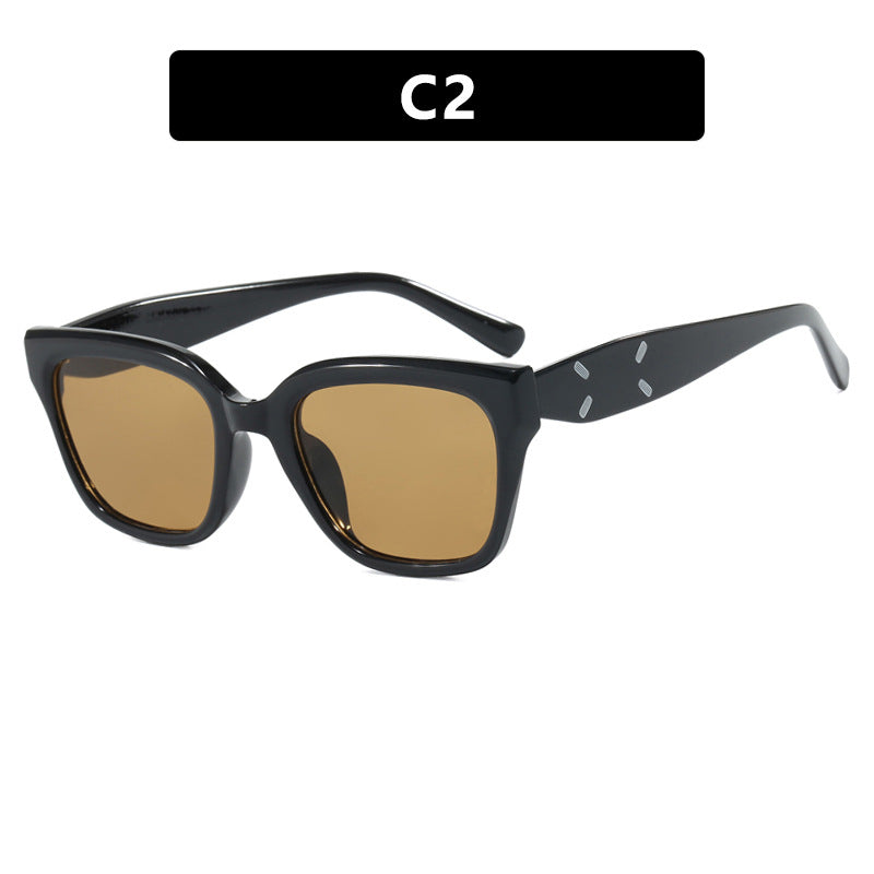 Dame moteriktig kvadratisk solbrille med UV-beskyttelse og elegant plastramme Skanto