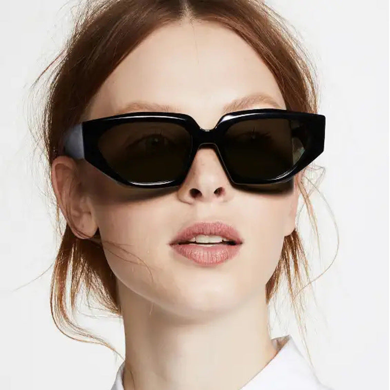 Dame Modisk solbrille i innovativ polygonal design Skanto