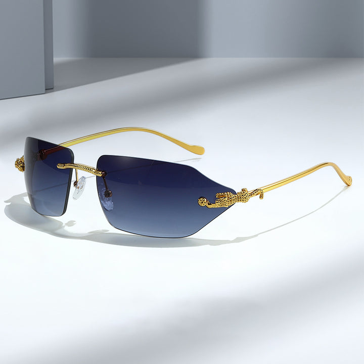 Dame Motefull solbrille med elegant ramme og eksklusive detaljer Skanto
