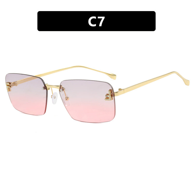 Dame kvadratisk solbrille med elegant gullramme og stilige linser Skanto