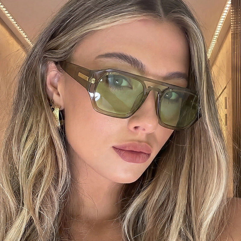 Dame moteriktig rektangulær brille med elegant metalled accent Skanto
