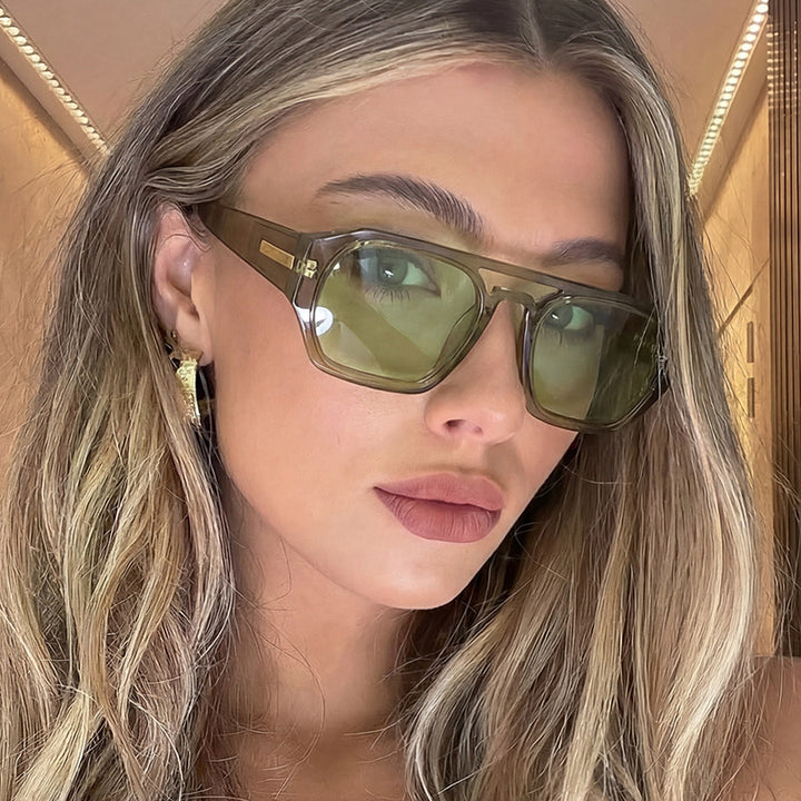 Dame moteriktig rektangulær brille med elegant metalled accent Skanto