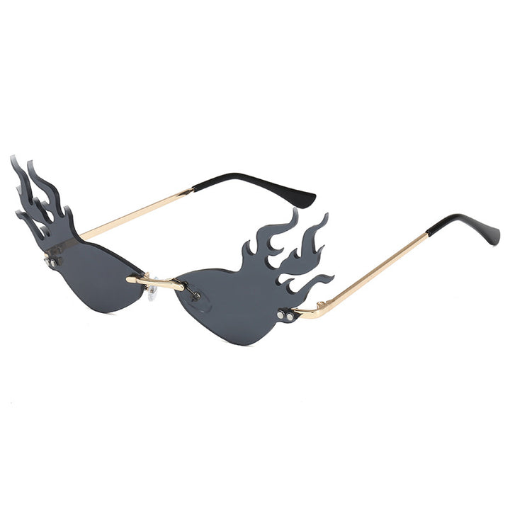 Dame moteriktig solbrille med flammeformet design Skanto