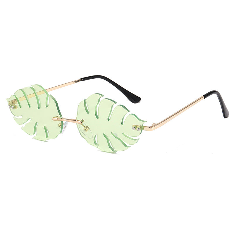 Dama moteriktig solbrille med markant bladerdesign Skanto