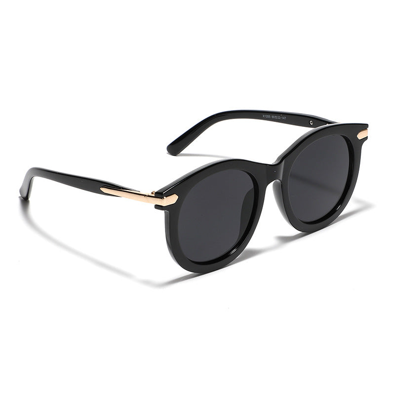 Dame moteriktig solbrille med gjennomsiktig ramme og gull accenter Skanto