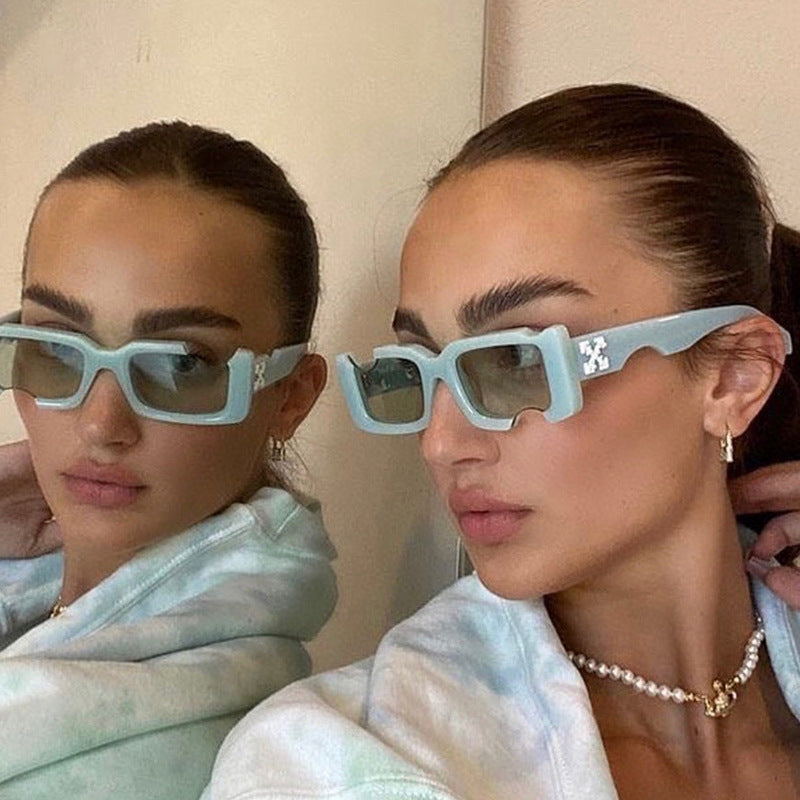 Dame moteriktig solbrille med markant design og robust plastramme Skanto