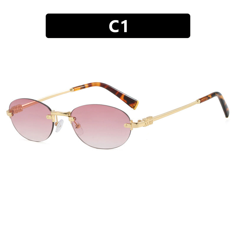 Dame moterimessig solbrille med oval ramme og elegante aksenter Skanto