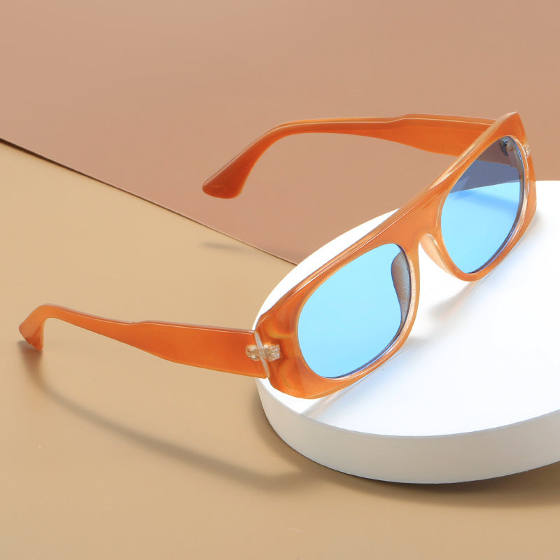 Dame moteriktig solbrille i elegant skjolddesign Skanto