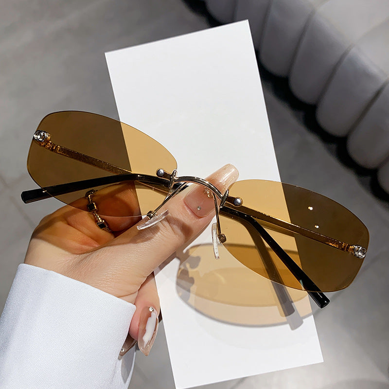 Dame trendy solbrille med elegant, smal ramme Skanto