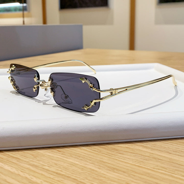 Dame moteriserte solbriller med filigran metallramme og transparente glass Skanto