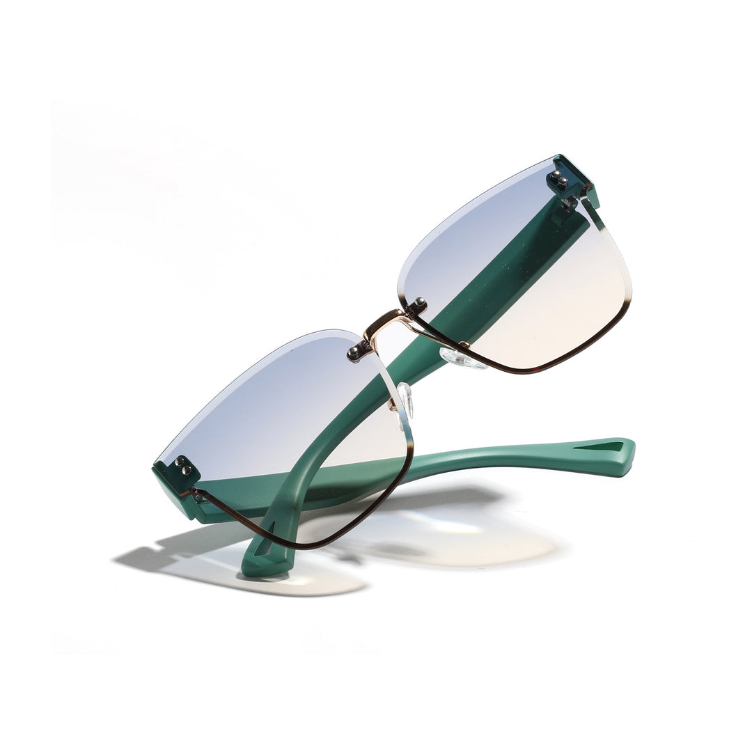 Dame moteriktige solbriller med elegant ramme og brede glass Skanto