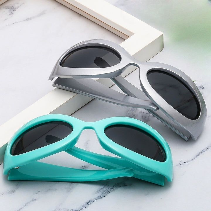 Dame moteriktig solbrille med oval ramme og moderne finish Skanto