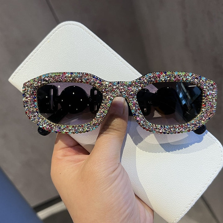 Dame fashionable solbrille med glitrende strassramme Skanto