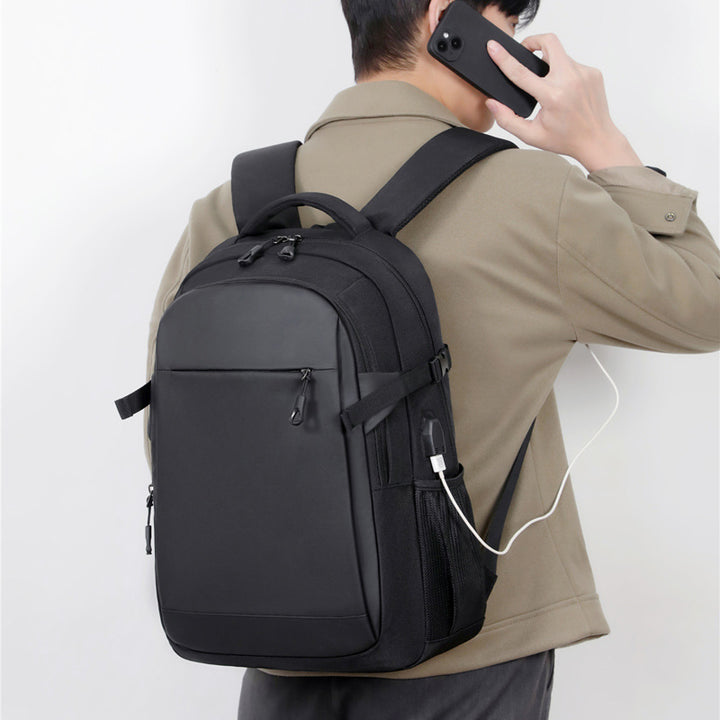 Elegant laptopryggsekk med allsidige rom og ergonomisk design Skanto