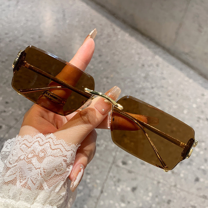 Dame elegant firkantet solbrille med stilfullt skjellmønster og UV-beskyttelse Skanto