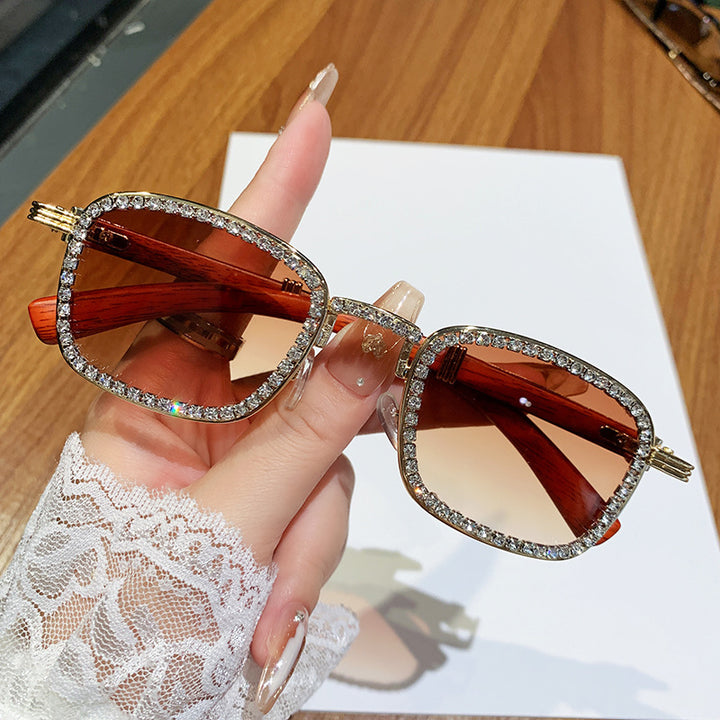 Dame solbrille med strassbesatt ramme og moderne tre-design Skanto