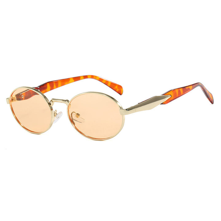 Dame moteriktig solbrille i elegant ovaldesign med trendy detaljer Skanto
