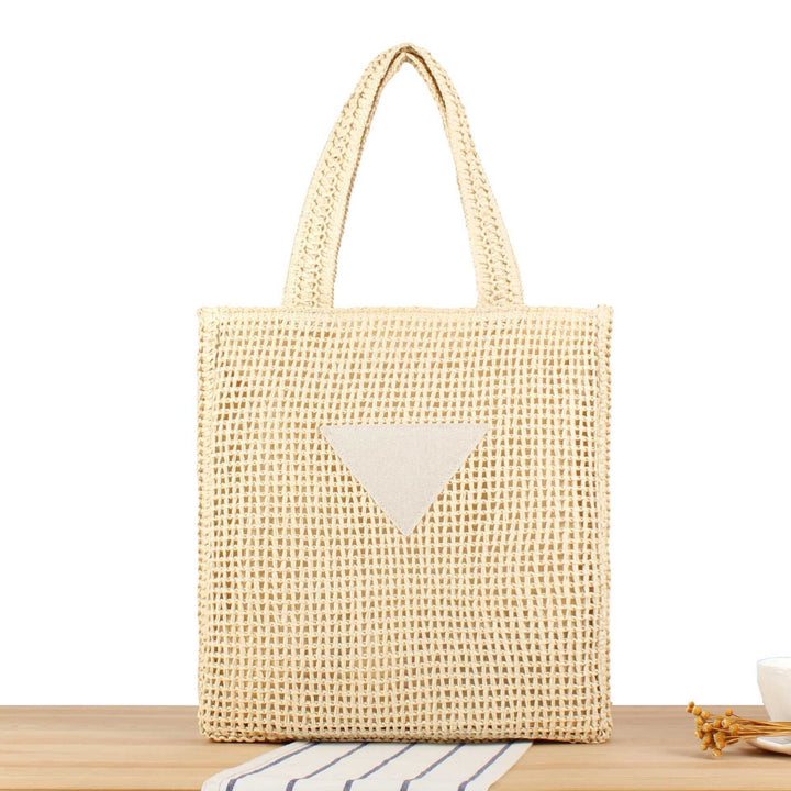 Håndveske laget av naturlig flette med minimalistiske detaljer Skanto