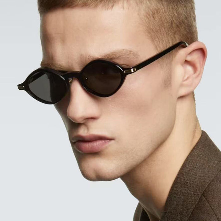 Dame moteriktig solbrille med unikt design og høykvalitets metallramme Skanto