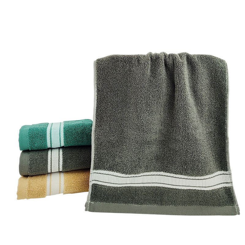 High-quality terry bath towel with elegant border. Skanto