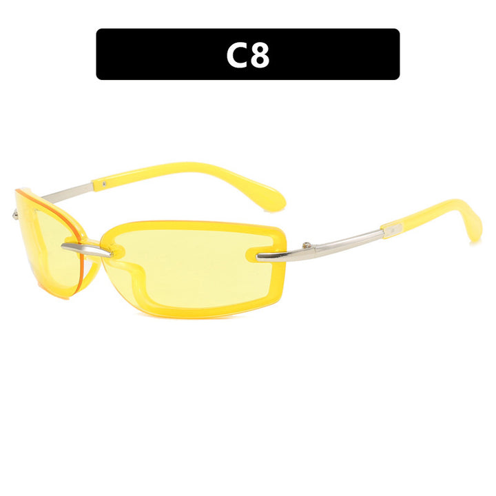 Dame moteriktig solbrille i futuristisk design og gjennomsiktig ramme Skanto