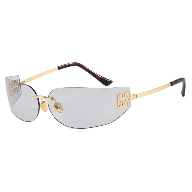 Dame futuristisk designer solbrille med uvanlig ramme og UV-beskyttelse Skanto