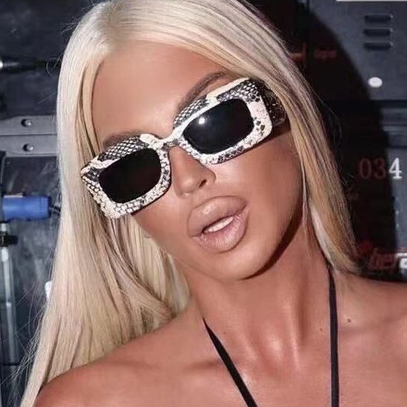 Dame oversized solbriller i moteriktig slangekinn-look Skanto