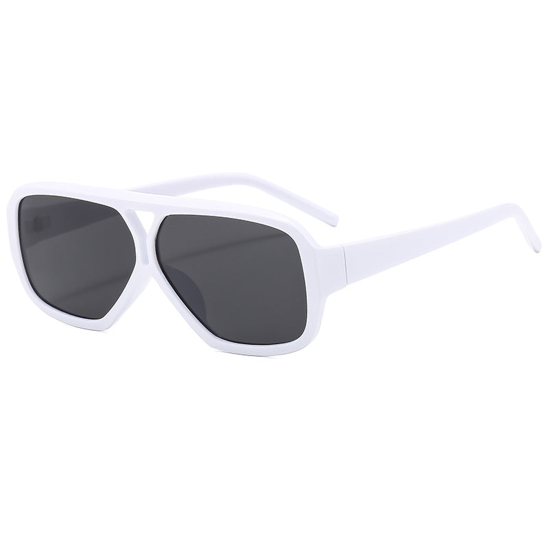 Dame modische oversized solbrille med bred ramme og beskyttende glass Skanto