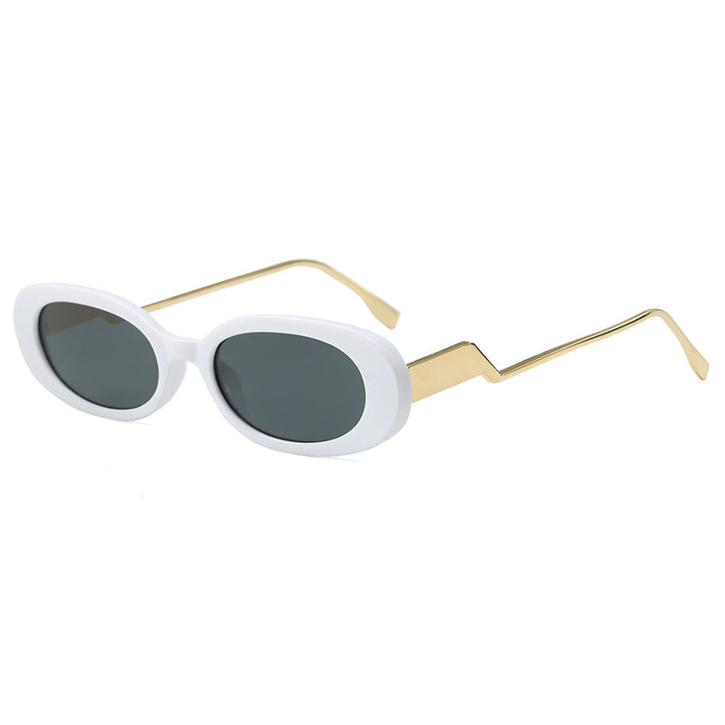 Dame retro-inspirert solbrille med moderne design og markant ramme Skanto