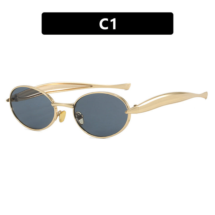 Dame moteriktig solbrille med oval ramme og glitrende detaljer Skanto
