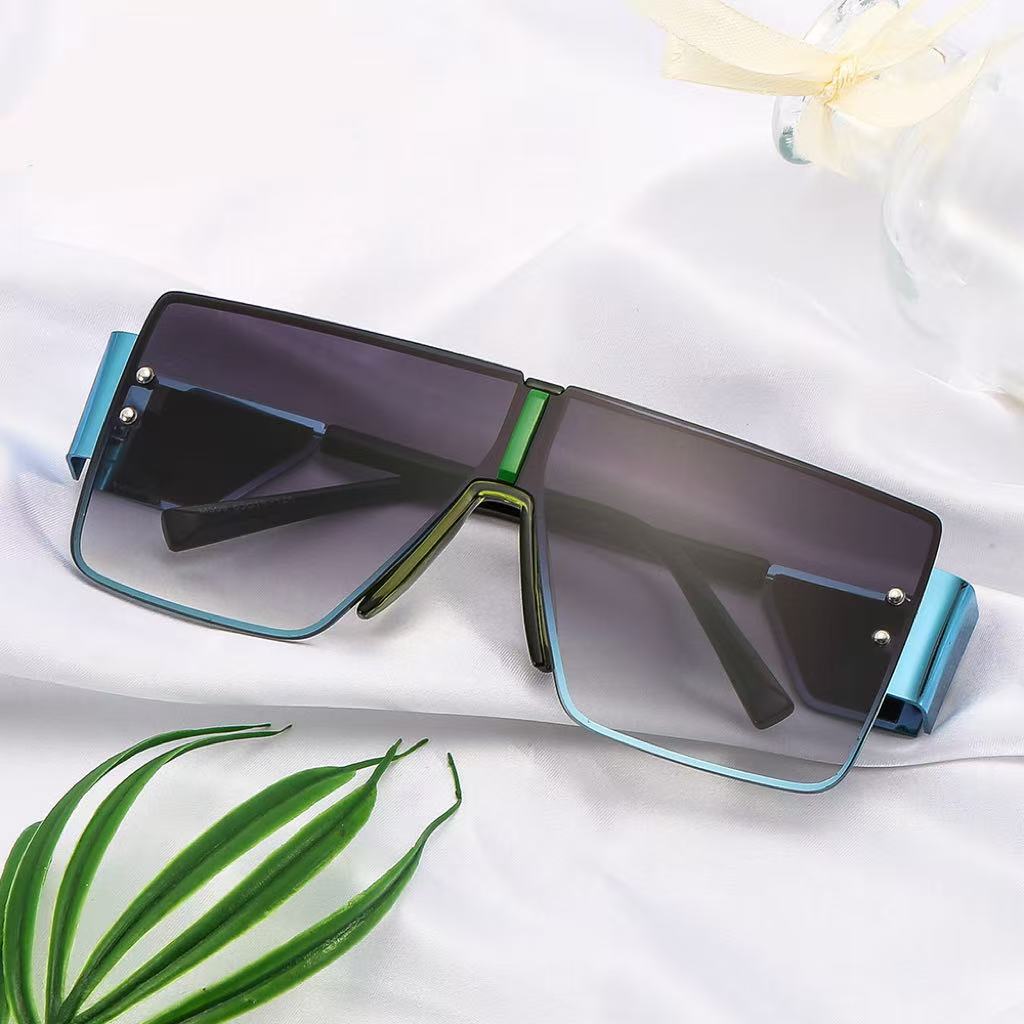 Dame trendy oversized solbriller med futuristisk design Skanto