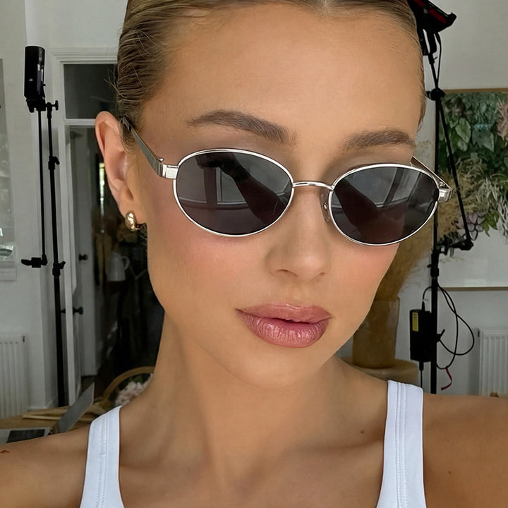 Dame moteriktig solbrille i elegant oval design med ramme i høykvalitets metall Skanto