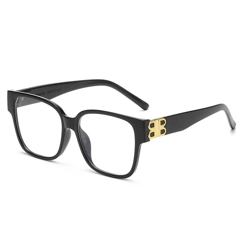 Dame fashionable firkantet solbrille med elegant logo Skanto