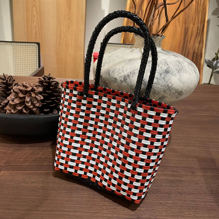 Håndvevd kurvveske med fargerik design Skanto