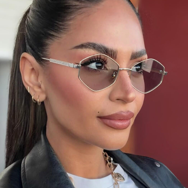 Dame hexagonal solbrille med elegante metallaksenter og UV-beskyttelse Skanto